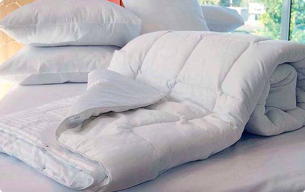 Как правильно стирать одеяла и подушки?