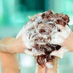 Как правильно мыть голову: 6 правил от экспертов и ТОП шампуней для мытья волос