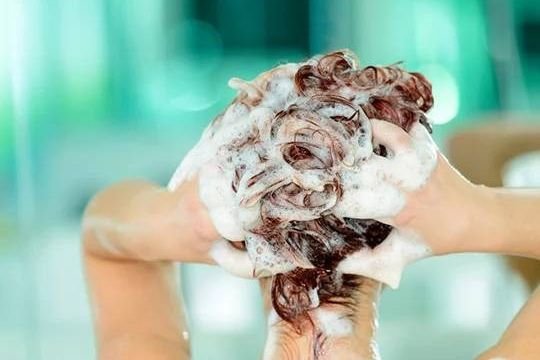 Как правильно мыть волосы: 6 профессиональных правил и ТОП шампуней для мытья головы