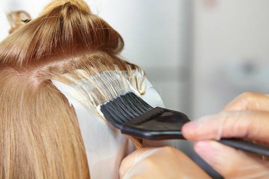 Как сделать волосы светлее: 3 способа в домашних условиях