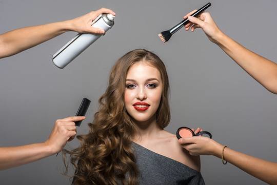Как украсить волосы блестками или блестками: 9 лучших причесок
