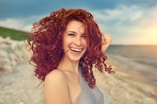 Рыжий цвет волос - кому подходит фото с модными оттенками 2021 года