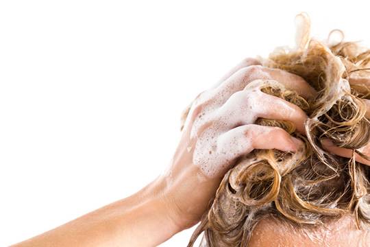 Домашний уход за вьющимися волосами: обзор 6 лучших средств