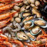 Как выбрать свежие и качественные морепродукты: советы и рекомендации
