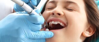 Почему и когда следует проводить удаление молочного зуба: причины, последствия и советы